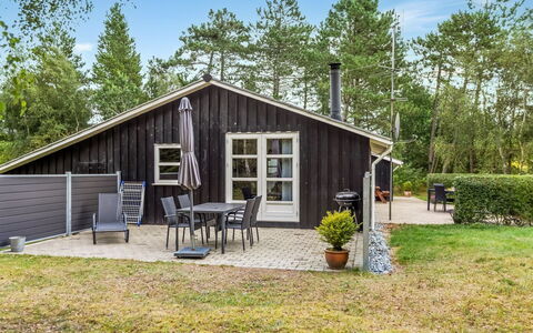 Troen - 3.8Km from the Sea: Holz, Haus, Hütte, Zuhause, Strauch, Tür, Dach, Abstellgleis, Gartenbauten, Veranda