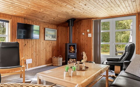 Troen - 3.8Km from the Sea: Möbel, Flooring, Interior Design, Holz, Fussboden, Decke, Stuhl, Zimmer, Wohnzimmer, Holzboden