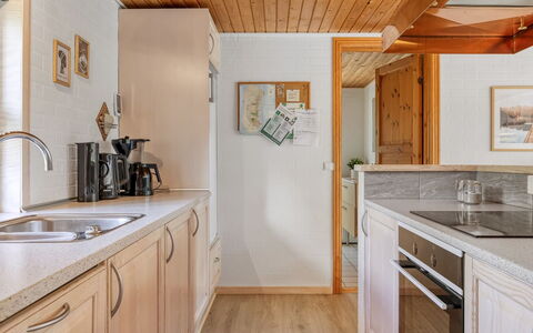 Troen - 3.8Km from the Sea: Küche, Countertop, Küchengerät, Cabinetry, Flooring, Interior Design, Holz, Major Appliance, Spüle, Sinken