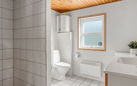 Troen - 3.8Km from the Sea: Flooring, Wand, Fussboden, Holz, Armatur, Interior Design, Decke, Toilette, Toilleten Sitz, Badezimmer