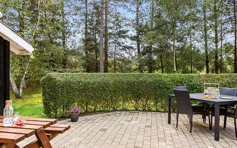 Troen - 3.8Km from the Sea: Strauch, Garten, Schatten, Hecke, Rasen, Gartenmöbel, Landscaping, Tisch Im Freien, Garten, Hinterhof