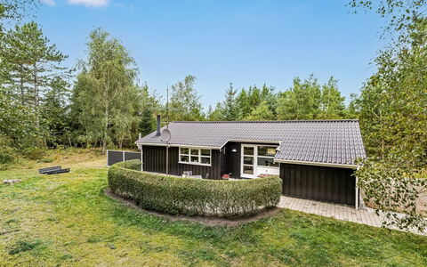 Troen - 3.8Km from the Sea: Haus, Dach, Hütte, Zuhause, Estate, Garten, Bauernhaus, Abstellgleis, Rasen, Garten