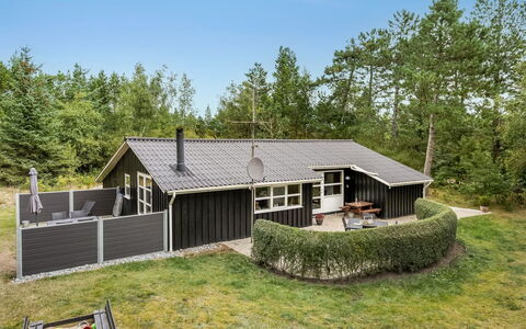 Troen - 3.8Km from the Sea: Dach, Haus, Hütte, Zuhause, Ground, Garten, Abstellgleis, Gartenbauten, Estate, Rasen
