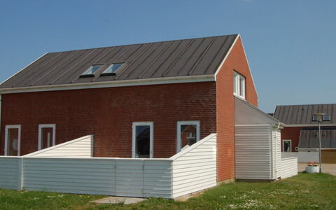 Raine - 2.3Km from the Sea: Dach, Haus, Grundstueck, Zuhause, Hütte, Estate, Gartenbauten, Schatten, Blockhaus, Landscaping