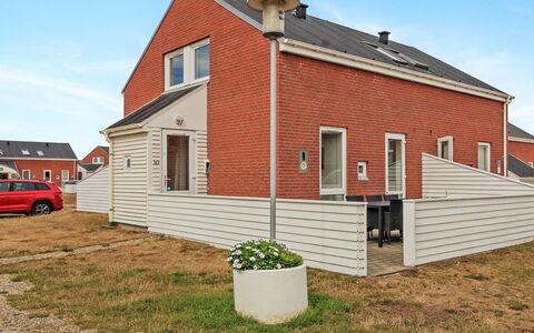 Raine - 2.3Km from the Sea: Dach, Haus, Grundstueck, Zuhause, Hütte, Estate, Gartenbauten, Schatten, Blockhaus, Landscaping