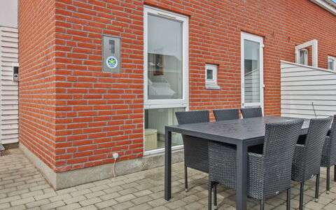 Raine - 2.3Km from the Sea: Dach, Haus, Grundstueck, Zuhause, Hütte, Estate, Gartenbauten, Schatten, Blockhaus, Landscaping