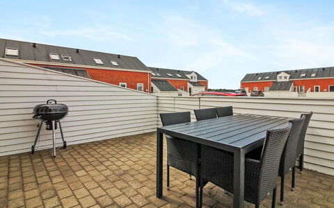 Raine - 2.3Km from the Sea: Dach, Haus, Grundstueck, Zuhause, Hütte, Estate, Gartenbauten, Schatten, Blockhaus, Landscaping