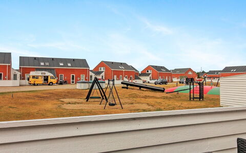 Raine - 2.3Km from the Sea: Dach, Haus, Grundstueck, Zuhause, Hütte, Estate, Gartenbauten, Schatten, Blockhaus, Landscaping