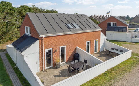 Byriel - 2.3Km from the Sea: Gebäude, Haus, Fenster, Zuhause, Dach, Wohngebiet, Strauch, Hütte, Grundstueck