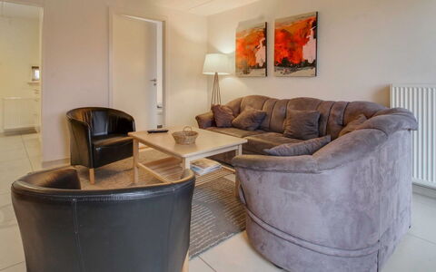 Daya - 2.3Km from the Sea: Möbel, Interior Design, Flooring, Couch, Fussboden, Holz, Wohnzimmer, Zimmer, Zuhause, Beleuchtung