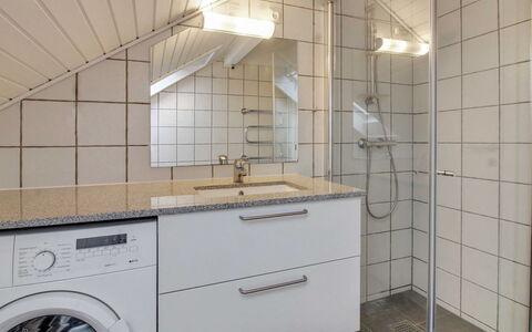 Daya - 2.3Km from the Sea: Flooring, Armatur, Fussboden, Interior Design, Sinken, Badezimmerschrank, Zapfhahn, Decke, Badezimmer, Installation