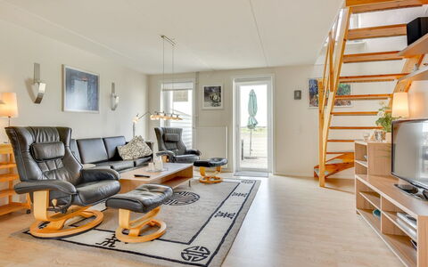 Helvig - 2.3Km from the Sea: Flooring, Möbel, Interior Design, Holz, Fussboden, Decke, Wohnzimmer, Wohnung, Couch, Zimmer