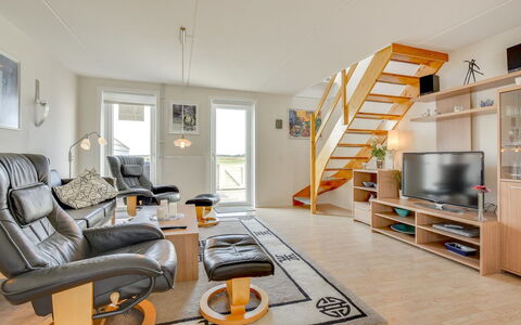 Helvig - 2.3Km from the Sea: Möbel, Interior Design, Flooring, Holz, Fussboden, Decke, Wohnzimmer, Zimmer, Couch, Wohnung