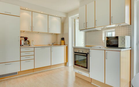 Helvig - 2.3Km from the Sea: Flooring, Holz, Interior Design, Fussboden, Küche, Küchengerät, Decke, Countertop, Major Appliance, Zimmer
