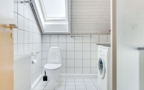 Helvig - 2.3Km from the Sea: Flooring, Fussboden, Armatur, Decke, Interior Design, Badezimmer, Fliese, Installation, Toilette