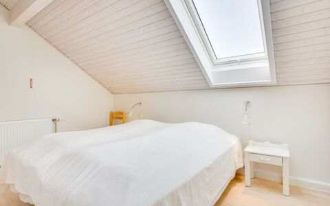 Helvig - 2.3Km from the Sea: Flooring, Fussboden, Holz, Interior Design, Schlafzimmer, Decke, Bett, Holzboden, Linens, Bettdecke