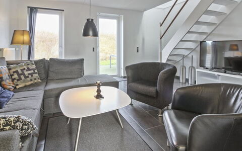 Alvild - 2.3Km from the Sea: Möbel, Interior Design, Flooring, Holz, Couch, Fussboden, Wohnzimmer, Decke, Zuhause, Beleuchtung