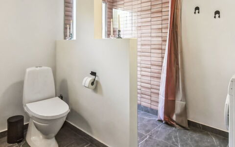 Kabbi - 2.6Km from the Sea: Toilleten Sitz, Toilette, Flooring, Badezimmer, Fussboden, Wand, Armatur, Interior Design, Installation, Fliese