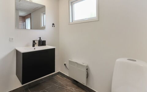 Kabbi - 2.6Km from the Sea: Wand, Armatur, Flooring, Fussboden, Badezimmer, Interior Design, Decke, Badezimmerschrank, Zapfhahn, Installation