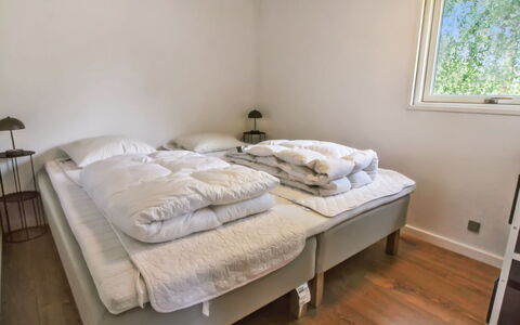 Kabbi - 2.6Km from the Sea: Bett, Schlafzimmer, Bedding, Bettdecke, Möbel, Fussboden, Interior Design, Bettrahmen, Flooring, Linens