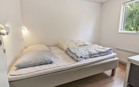 Kabbi - 2.6Km from the Sea: Flooring, Fussboden, Schlafzimmer, Holz, Bett, Interior Design, Bettdecke, Möbel, Bedding, Bettrahmen
