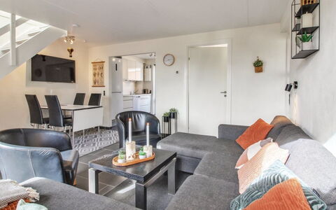 Iffuer - 2.3Km from the Sea: Möbel, Couch, Zuhause, Wohnzimmer, Wohnung, Interior Design, Flooring, Fussboden, Decke
