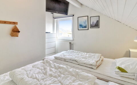 Iffuer - 2.3Km from the Sea: Holz, Schlafzimmer, Decke, Bett, Interior Design, Zuhause, Bedding, Bettdecke, Fussboden, Linens