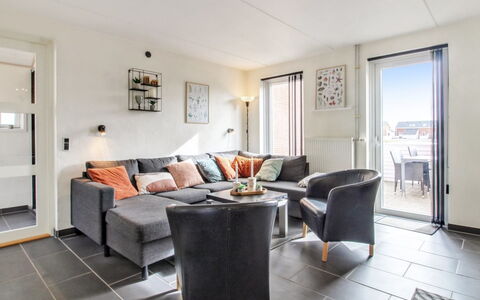 Iffuer - 2.3Km from the Sea: Möbel, Flooring, Interior Design, Couch, Holz, Fussboden, Decke, Tabelle, Wohnzimmer, Wohnung