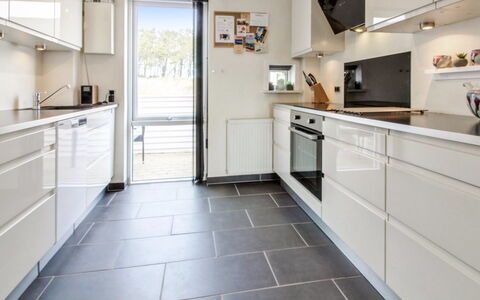 Iffuer - 2.3Km from the Sea: Küche, Countertop, Flooring, Küchengerät, Cabinetry, Major Appliance, Fussboden, Zuhause, Möbel, Haushaltsgerät