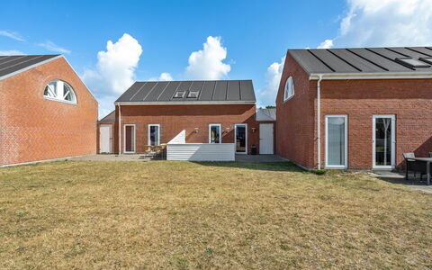 Iffuer - 2.3Km from the Sea: Möbel, Interior Design, Stuhl, Flooring, Tabelle, Resort, Fussboden, Decke, Zimmer, Eco Hotel