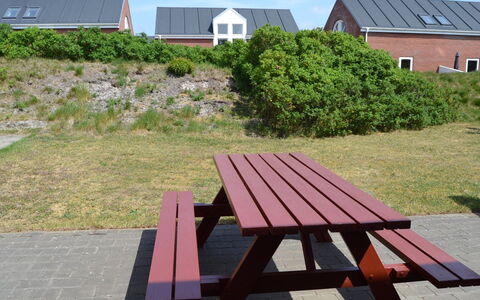 Mahena - 2.3Km from the Sea: Außenbank, Picknicktisch, Gartenmöbel, Tisch Im Freien, Möbel, Hartholz, Bank, Planke, Holzbeize
