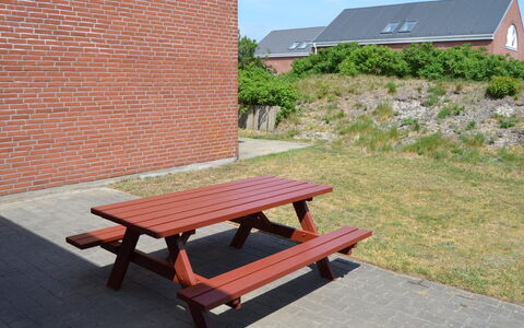 Mahena - 2.3Km from the Sea: Außenbank, Gartenmöbel, Möbel, Picknicktisch, Tisch Im Freien, Hartholz, Bank, Holzbeize, Planke