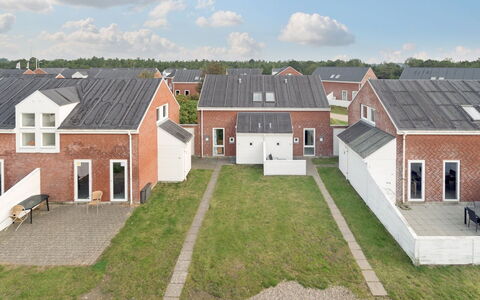 Herward - 2.3Km from the Sea: Wohngebiet, Dach, Vorort, Auffahrt, Estate, Kamin