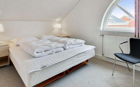 Herward - 2.3Km from the Sea: Wohngebiet, Dach, Vorort, Auffahrt, Estate, Kamin