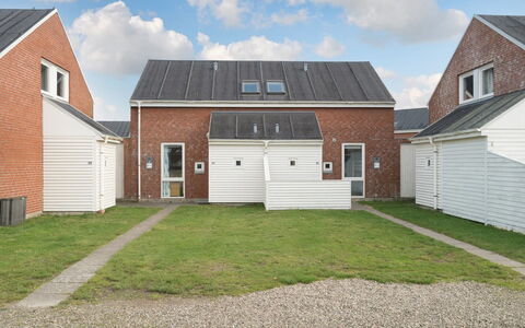 Herward - 2.3Km from the Sea: Wohngebiet, Dach, Vorort, Auffahrt, Estate, Kamin
