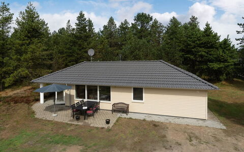 Micke - 3.2Km from the Sea: Fussboden, Decke, Schwimmbad, Resort, Design, Stuhl, Daylighting, Hotel, Villa, Penthouse