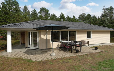 Micke - 3.2Km from the Sea: Fussboden, Decke, Schwimmbad, Resort, Design, Stuhl, Daylighting, Hotel, Villa, Penthouse