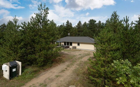 Micke - 3.2Km from the Sea: Fussboden, Decke, Schwimmbad, Resort, Design, Stuhl, Daylighting, Hotel, Villa, Penthouse