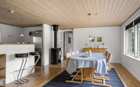 Micke - 3.2Km from the Sea: Strauch, Urban Design, Ground, Backstein, Wohnung, Estate, Mauerwerk, Balkon, Landscaping