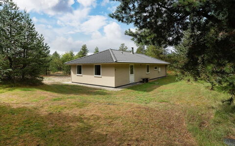 Micke - 3.2Km from the Sea: Strauch, Urban Design, Ground, Backstein, Wohnung, Estate, Mauerwerk, Balkon, Landscaping