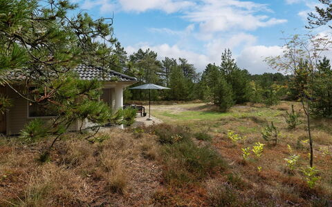 Micke - 3.2Km from the Sea: Strauch, Urban Design, Ground, Backstein, Wohnung, Estate, Mauerwerk, Balkon, Landscaping