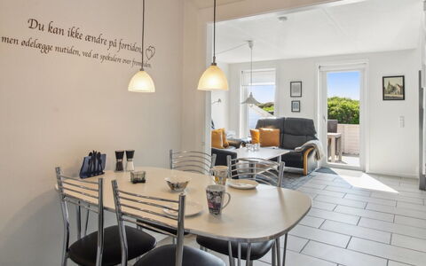 Faidra - 2.5Km from the Sea: Möbel, Interior Design, Flooring, Fussboden, Stuhl, Tabelle, Decke, Küche & Esszimmer Tisch, Zimmer, Esszimmer