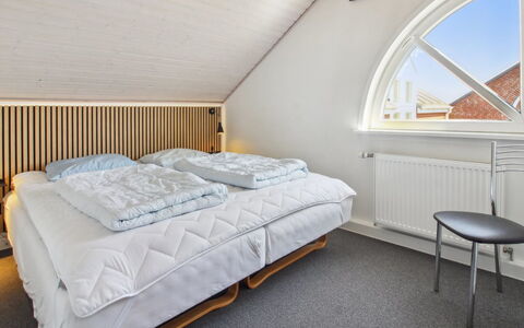 Faidra - 2.5Km from the Sea: Bett, Schlafzimmer, Interior Design, Bedding, Flooring, Bettdecke, Fussboden, Holz, Decke, Linens