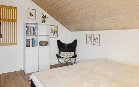 Jasna - 2.3Km from the Sea: Möbel, Interior Design, Wand, Flooring, Fussboden, Bett, Holz, Schlafzimmer, Decke, Zimmer