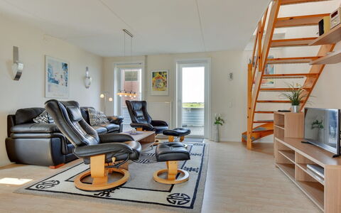 Jovanka - 2.3Km from the Sea: Möbel, Flooring, Interior Design, Holz, Fussboden, Wohnzimmer, Wohnung, Beleuchtung, Decke, Zuhause