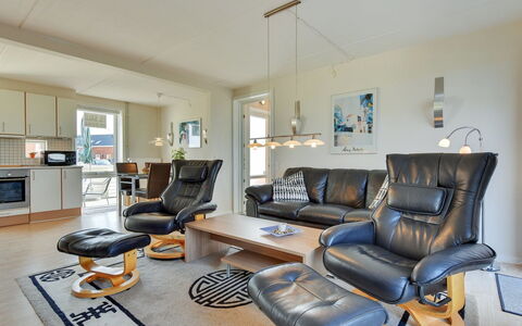 Jovanka - 2.3Km from the Sea: Möbel, Interior Design, Flooring, Holz, Fussboden, Wohnzimmer, Couch, Decke, Zimmer, Stuhl