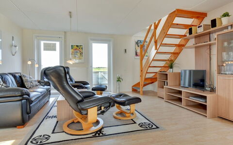 Jovanka - 2.3Km from the Sea: Möbel, Interior Design, Flooring, Holz, Fussboden, Wohnzimmer, Wohnung, Zimmer, Decke, Couch