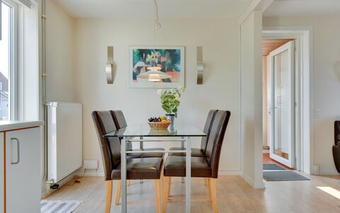 Jovanka - 2.3Km from the Sea: Möbel, Interior Design, Flooring, Wand, Fussboden, Holz, Tabelle, Esszimmer, Decke, Küche & Esszimmer Tisch