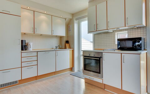 Jovanka - 2.3Km from the Sea: Flooring, Holz, Fussboden, Interior Design, Küche, Küchengerät, Major Appliance, Countertop, Decke, Holzboden