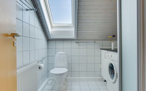 Jovanka - 2.3Km from the Sea: Flooring, Fussboden, Armatur, Interior Design, Decke, Badezimmer, Installation, Fliese, Toilette, Zapfhahn